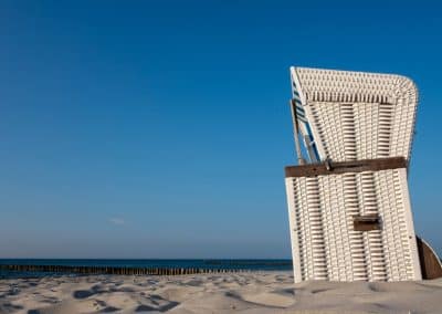 Strandkorb im Sand – Mai bis September inklusive